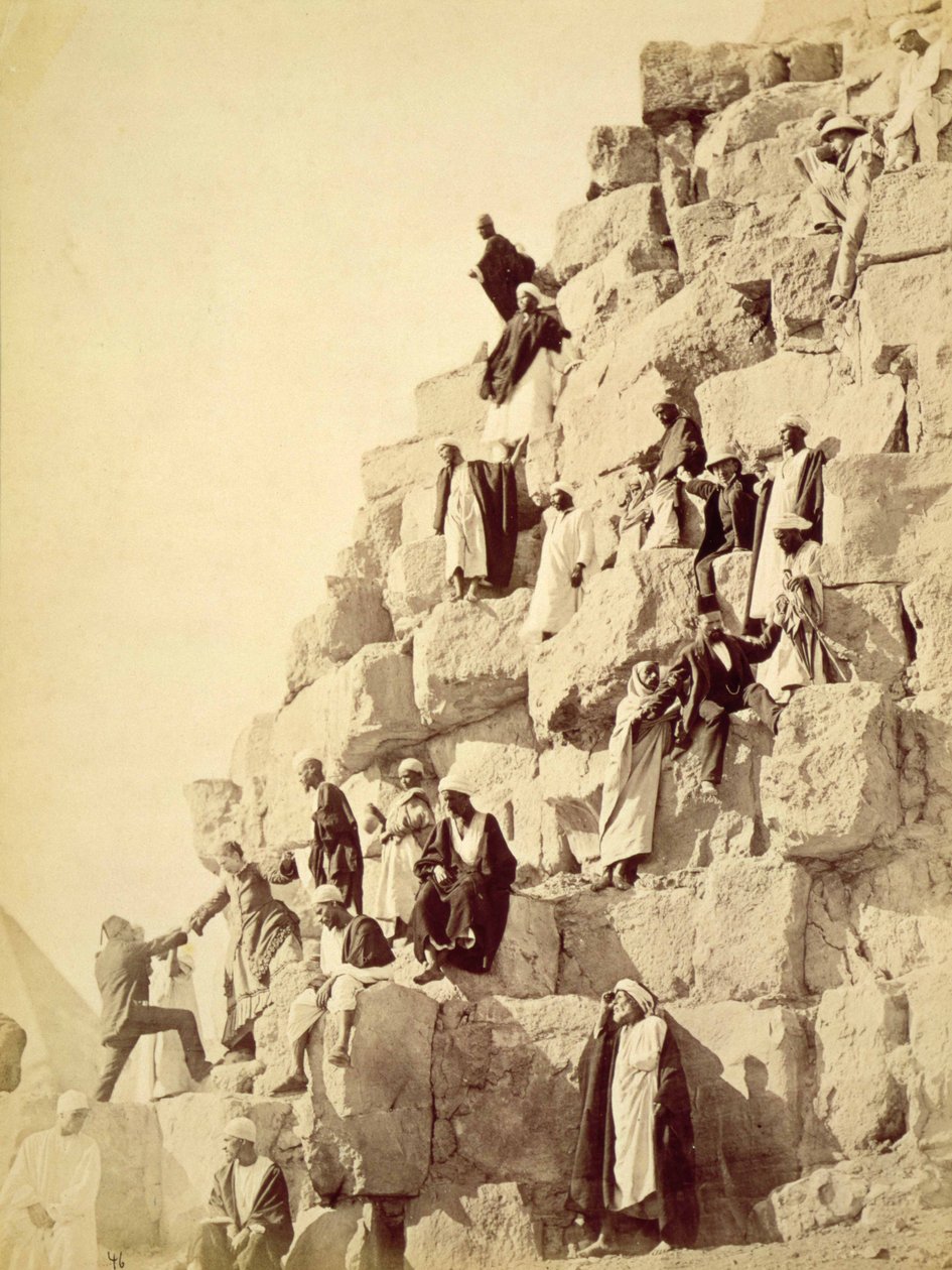 गीज़ा में पिरामिड पर चढ़ने के लिए पर्यटकों की सहायता करने वाले अरब, c.1850 (सीपिया तस्वीर) द्वारा अज्ञात