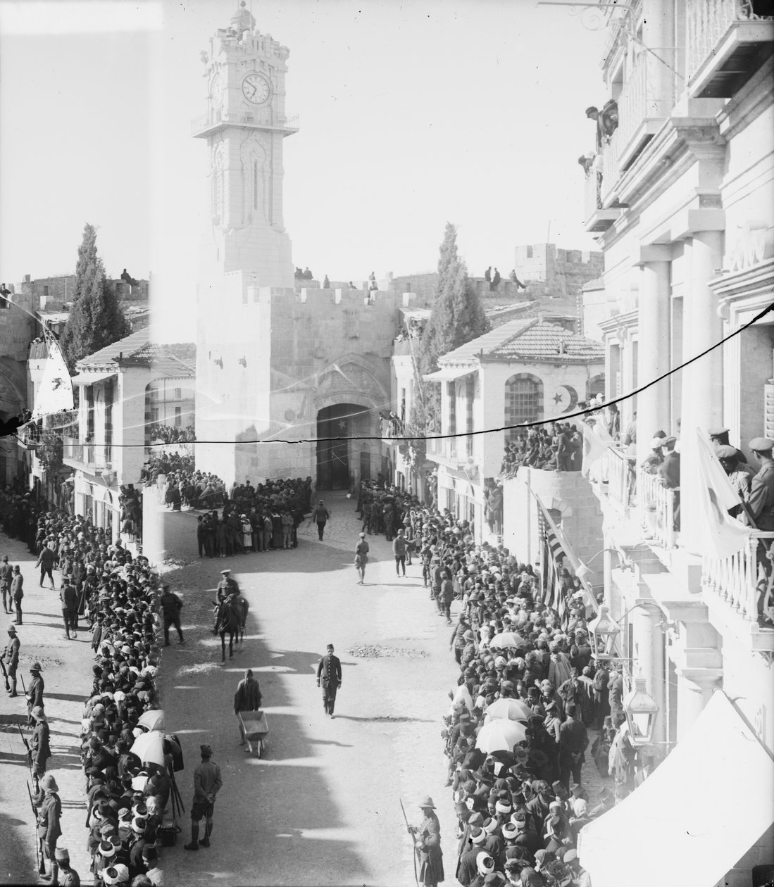 यरूशलेम में फील्ड मार्शल एलेनबी के प्रवेश की प्रतीक्षा, 1917 (bw फोटो) द्वारा अज्ञात अज्ञात