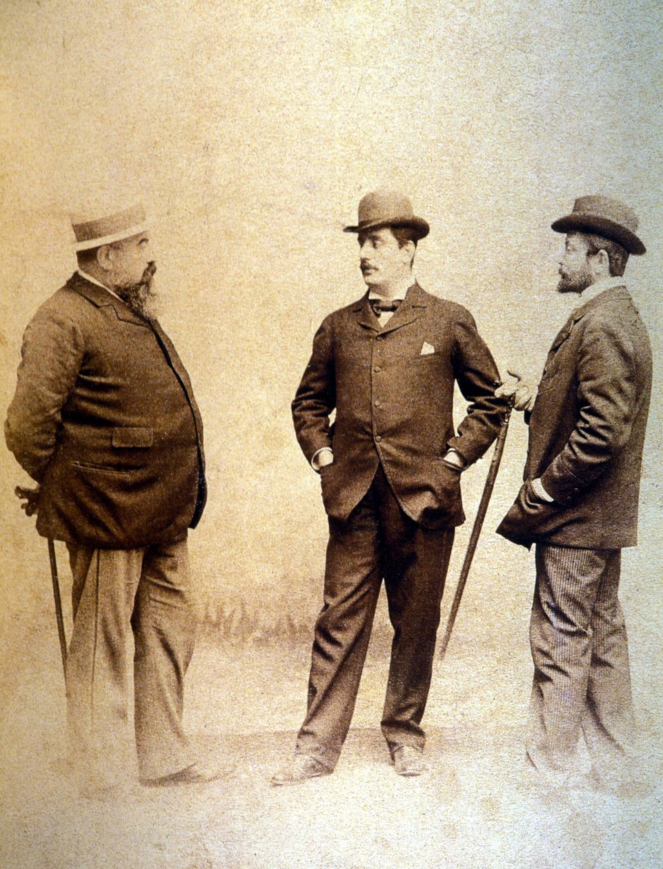 जियाकोमो प्यूकिनी (1858-1924), अपने परिवादियों के साथ, गिउसेप्पे गियाकोसा (बाएं) और लुइगी इलिसा (दाएं) के साथ केंद्र में। द्वारा अज्ञात