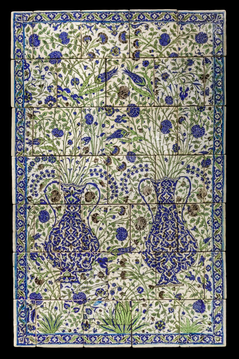 पैनल में पुष्प रचना है। सीरिया, दमिश्क, 1550-1650। सिरेमिक, सजावट ग्लेज़ के तहत चित्रित। लौवर संग्रहालय द्वारा अज्ञात