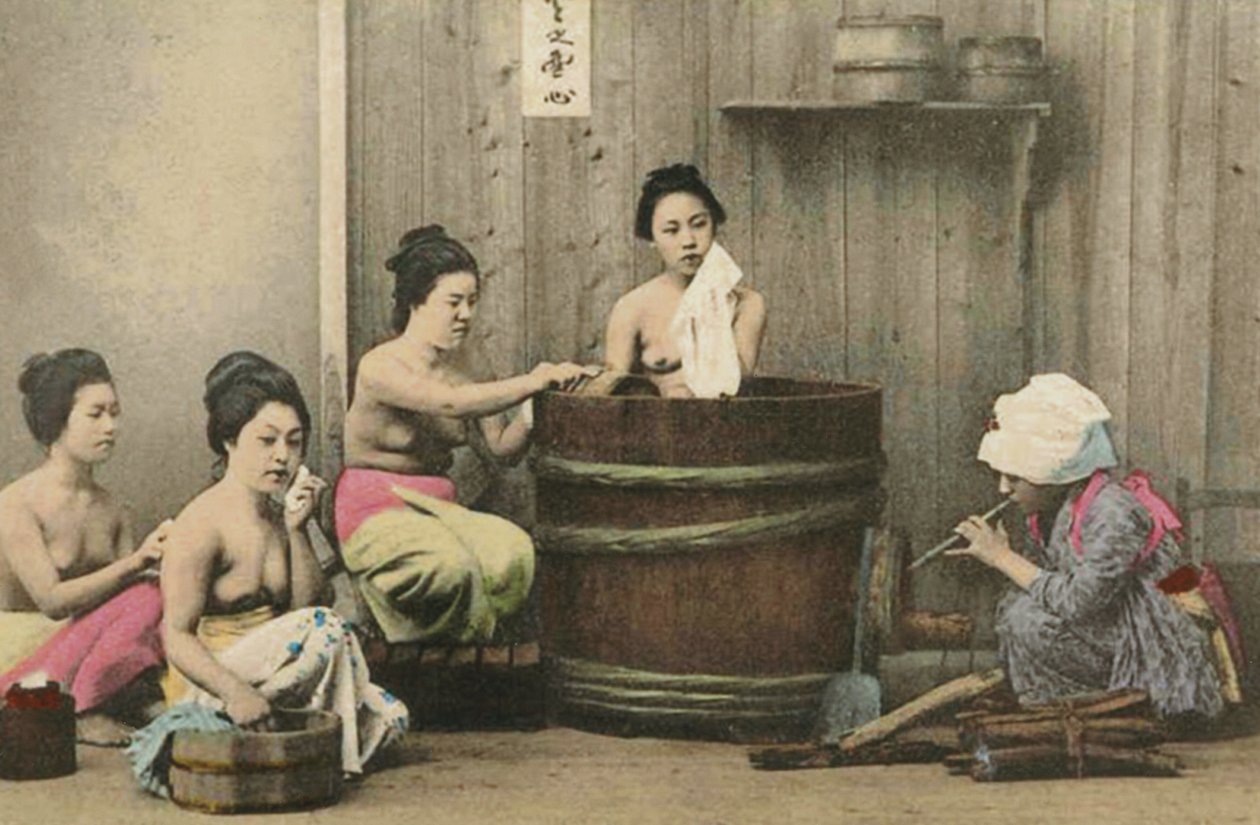 जापान में घर धोएं, c.1880 (हाथ के रंगीन एल्बम फोटो) द्वारा अज्ञात