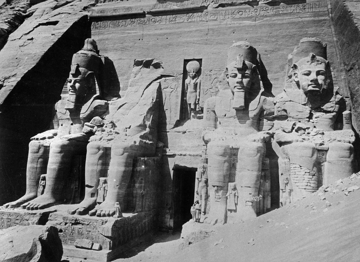रामसेस द्वितीय का मंदिर, c.1904-05 द्वारा अंग्रेजी फोटोग्राफर
