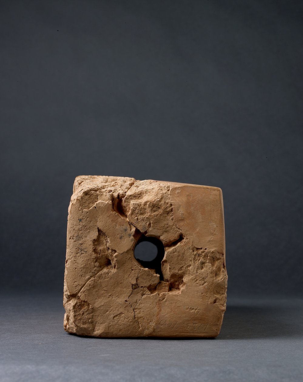 बेक्ड क्ले प्रिज्म (lood वेल्ड-ब्लंडेल प्रिज्म)) सुमेरियन किंग लिस्ट के साथ शासकों को &39;बाढ़ से पहले ’से लेकर आइसिन के राजा पाप-जादूगर (c.1827-17 ई.पू.) ने ल्युनसा से शायद, क्यूनिफॉर्म लिपि में अंकित किया। द्वारा सुमेरियन