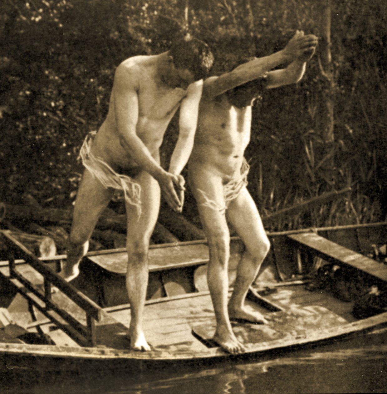 एक रोइंग नाव से उतरना, c.1910 (सीपिया फोटो) द्वारा अज्ञात