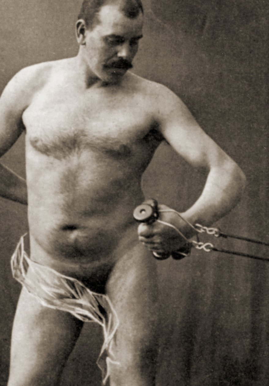 केबल मशीन का हैंडल पकड़े हुए नग्न पुरुष, c.1910 (सीपिया फोटो) द्वारा अज्ञात