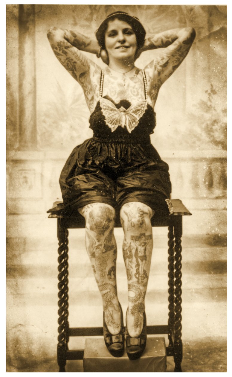 एक बैठे हुए टैटू वाली महिला का चित्र, c.1895 (सीपिया फोटो) द्वारा अज्ञात