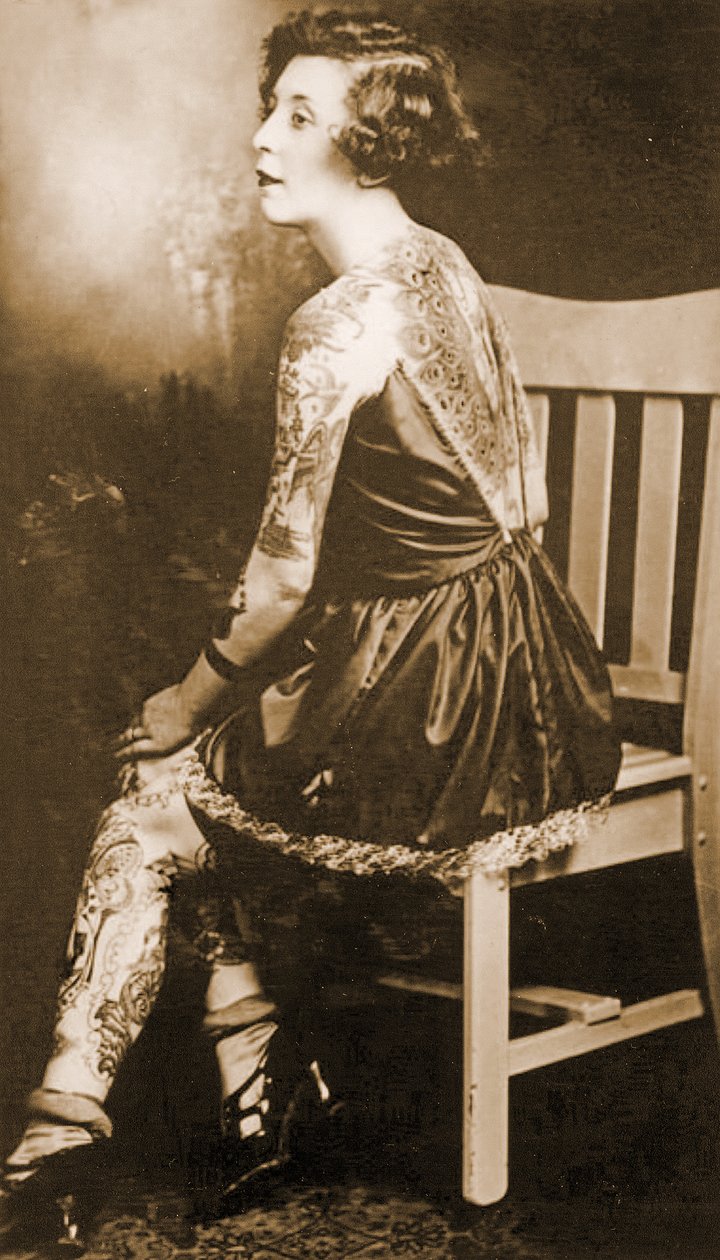 एक टैटू वाली महिला का चित्र, c.1895 (सीपिया फोटो) द्वारा अज्ञात