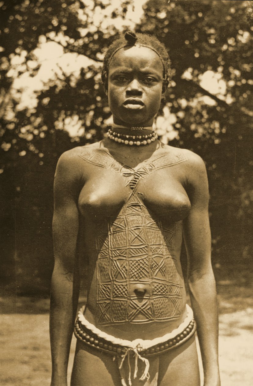 पारंपरिक स्तुति के साथ गिनी से महिला, c.1905 द्वारा अज्ञात