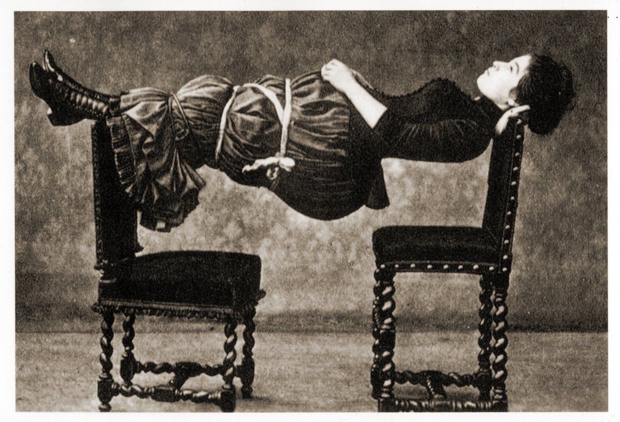 महिला उत्तोलन, c.1890 द्वारा अज्ञात
