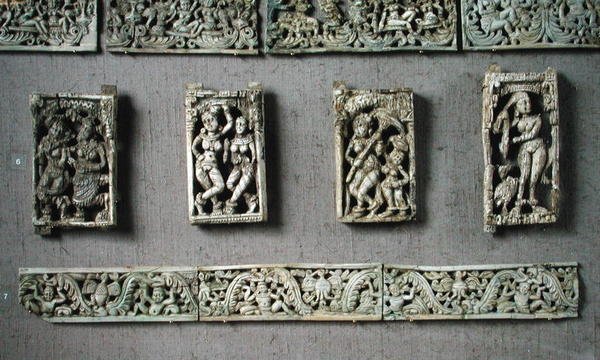 बेगम से स्त्रीलिंग के आकृतियों और दो सजावटी बैंडों को दर्शाती चार पट्टियाँ द्वारा अफगान स्कूल
