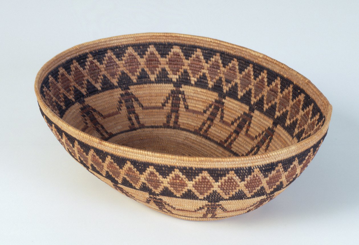 ओवल बास्केट, योकट्स कल्चर, c.1990-15 (स्प्लिंट विलो रॉड्स, सेज रूट, ब्रैकन फ़र्न रूट और रेडबड) द्वारा अमेरिकी स्कूल