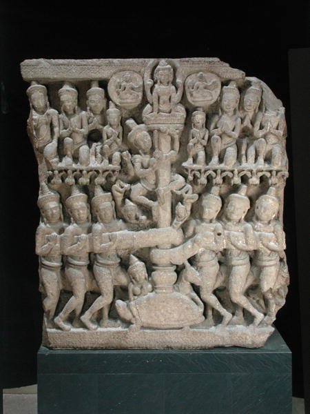 दूध के समुद्र (बलुआ पत्थर) के मंथन का चित्रण करती लिंटेल द्वारा कंबोडियन स्कूल