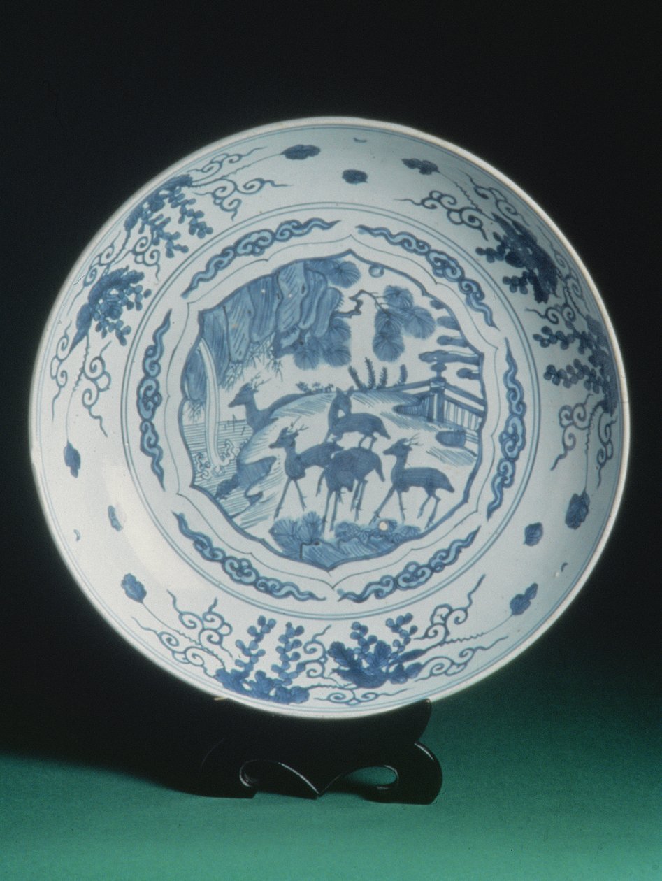नीले और सफेद सजावट के साथ चार्जर, 1550-75 (चीनी मिट्टी के बरतन) द्वारा चीनी स्कूल