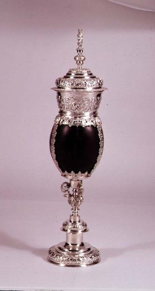 नारियल का प्याला और कवर चांदी के मोतियों, 1656 (नारियल और चांदी) के साथ द्वारा डच स्कूल