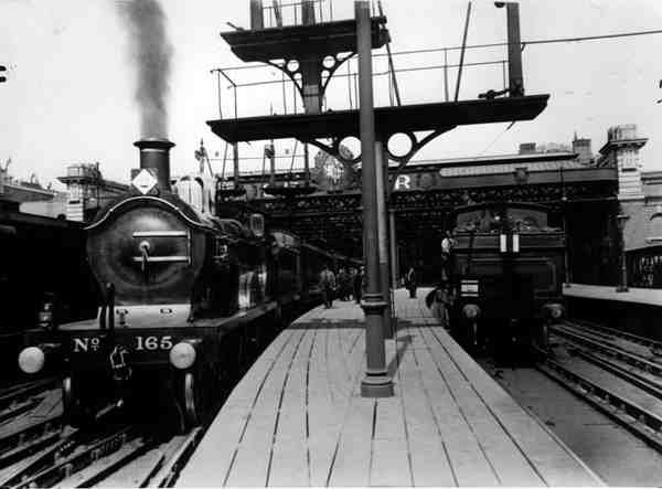 चेरिंग क्रॉस स्टेशन में स्टीम ट्रेनें, c.1913 द्वारा अंग्रेजी फोटोग्राफर