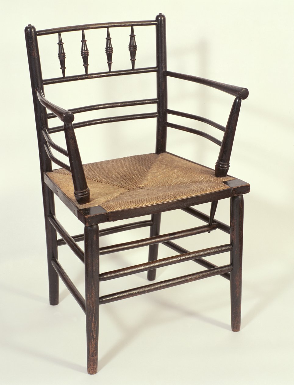 आर्मचेयर मॉरिस एंड कंपनी के लिए बनाया गया c.1864-65 (रश सीट के साथ सना हुआ राख) द्वारा अंग्रेजी स्कूल