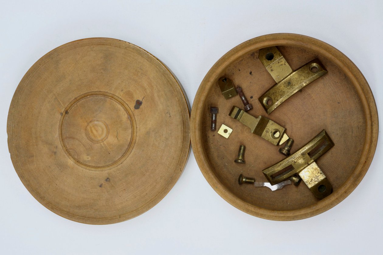 कमिंग क्लॉक पर ब्रैकेट, c.1767 (धातु) द्वारा अंग्रेजी स्कूल