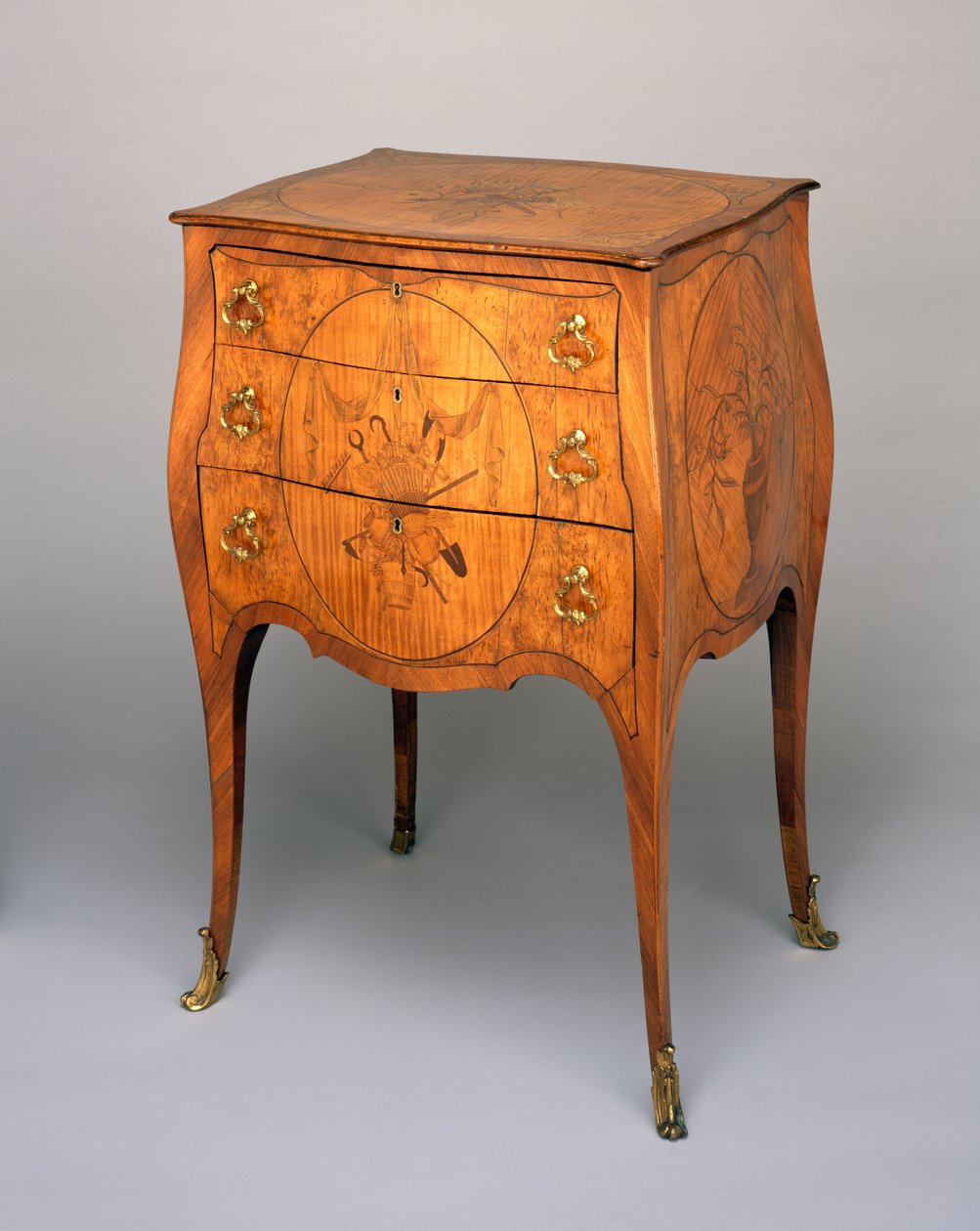 कमोड, c.1770 (महोगनी लकड़ी, शीशम, कैलामेंडर और ओरमोलु) द्वारा अंग्रेजी स्कूल