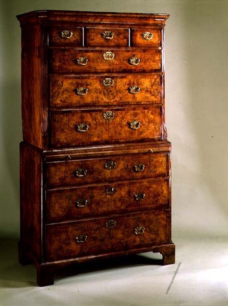 क्वीन ऐनी लॉंगबॉय, c.1710 (अखरोट) द्वारा अंग्रेजी स्कूल