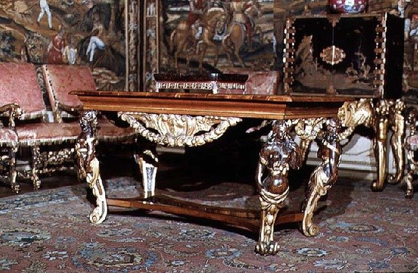 विस्तृत नक्काशीदार पैरों वाली तालिका, c.1675 (अखरोट और पाइन) द्वारा अंग्रेजी स्कूल