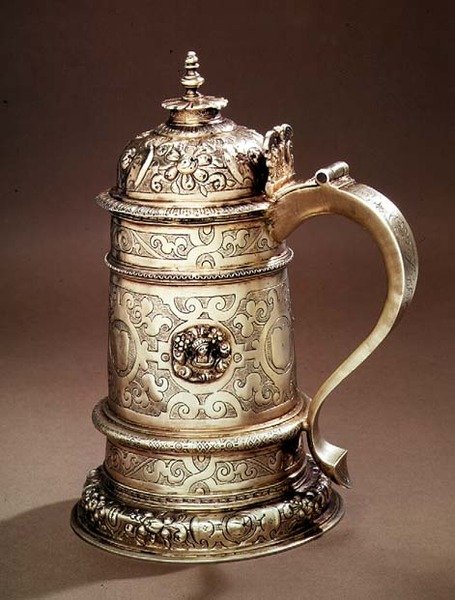 टैंकार्ड, IR एक कवच के नीचे एक क्वाट्रोफिल के साथ, 1602 (रजत) द्वारा अंग्रेजी स्कूल