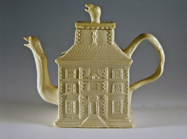 एक घर के आकार में सफेद चायदानी, c.1750 (सिरेमिक) द्वारा अंग्रेजी स्कूल