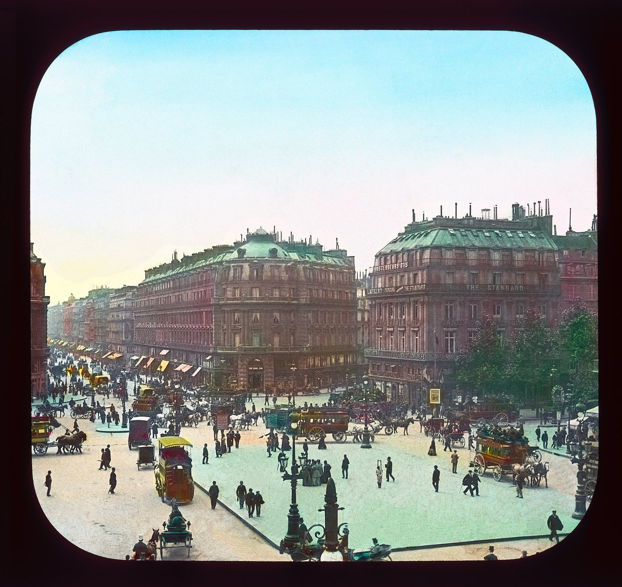 पेरिस प्रदर्शनी: प्लेस डी लोपर, 1900 (लालटेन स्लाइड) द्वारा फ्रेंच फोटोग्राफर
