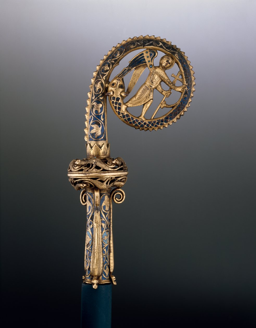 सेंट माइकल ट्रैम्पलिंग को दर्शाते क्रोज़ियर सिर, c.1225-50 (गिल्ट तांबे और चम्पीले मीनामेल) द्वारा फ्रेंच स्कूल