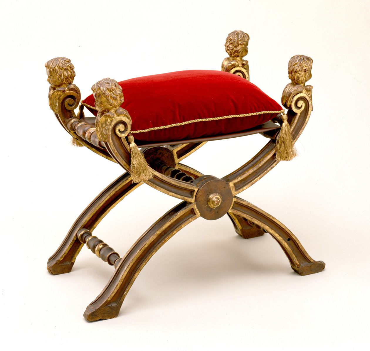 फाल्डेस्टोरियम, c.1600 (अखरोट, आंशिक रूप से रेशम की मखमली असबाब के साथ सोने का पानी चढ़ा हुआ) द्वारा इतालवी स्कूल
