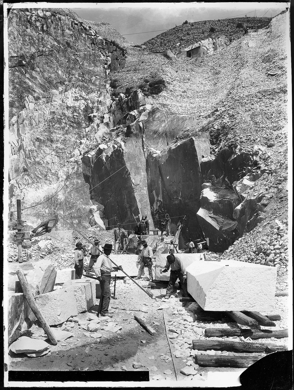 अल्पी अपुआने (कैरारा)। खदान और संगमरमर के ब्लॉकों को चुकता किया जा रहा है (बी / डब्ल्यू फोटो) द्वारा ए कोर्सिनी