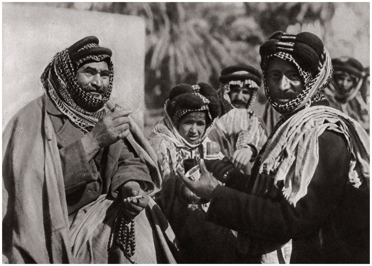 एक शेख, प्रसिद्ध अरब कॉफी, इराक, 1925 का आनंद ले रहा है द्वारा ए केरीम