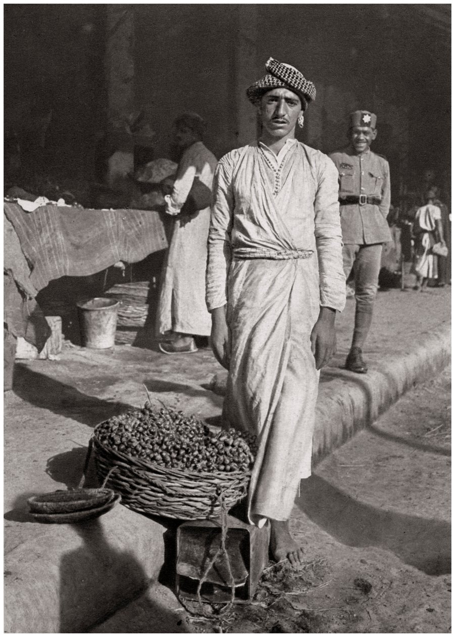 एक छोटा व्यापार जो थोड़ा लाभ लाता है, इराक, 1925। द्वारा ए केरीम