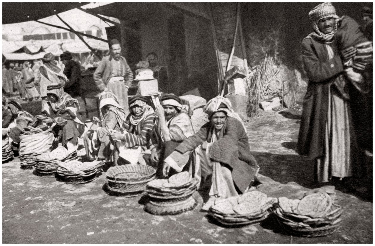 सुक एल खुबुर, एक देशी रोटी बाजार, बगदाद, इराक, 1925। द्वारा ए केरीम