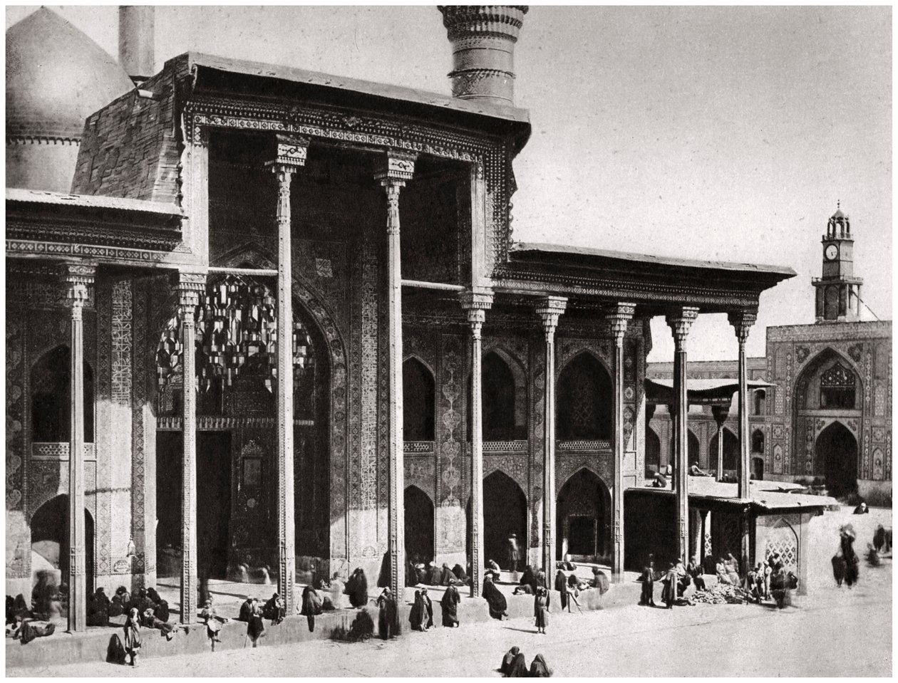 1925 में इमाम मोसा अल कदीम के मकबरे की ओर जाने वाली कादिमीन मस्जिद का प्रवेश द्वार द्वारा ए केरीम