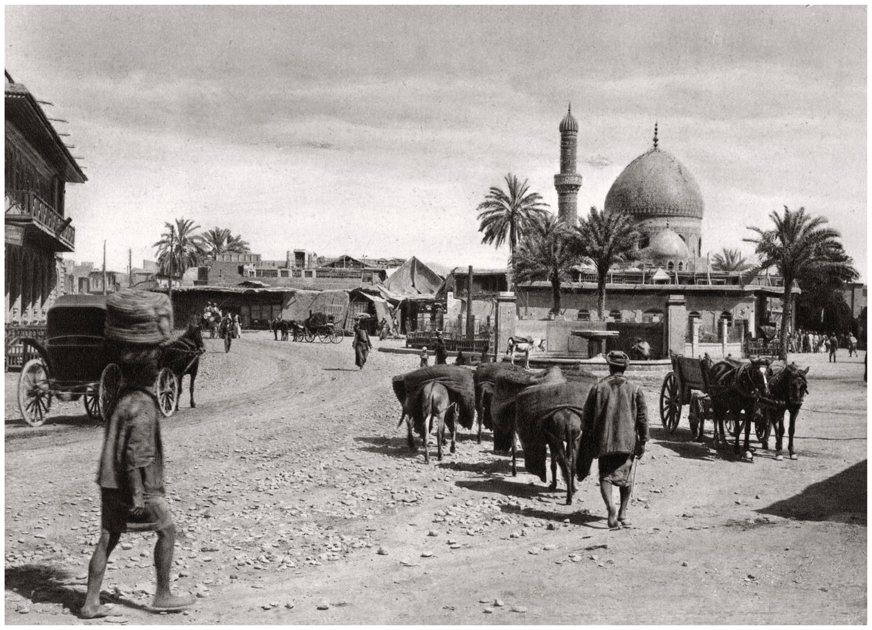 उत्तर गेट, बगदाद, इराक से एक सड़क का दृश्य, 1925। द्वारा ए केरीम