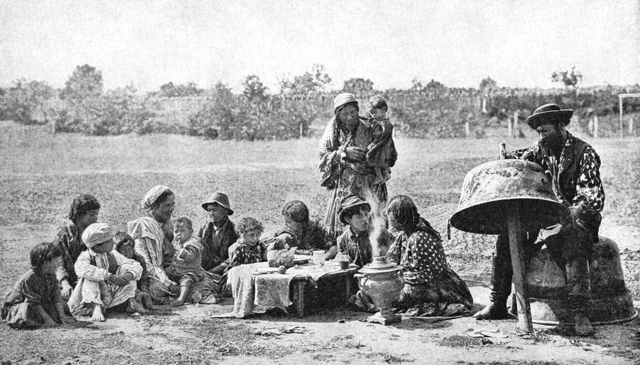 जिप्सी, एक परिवार कागजी, हंगरी, 1922। द्वारा एडब्ल्यू कटलर