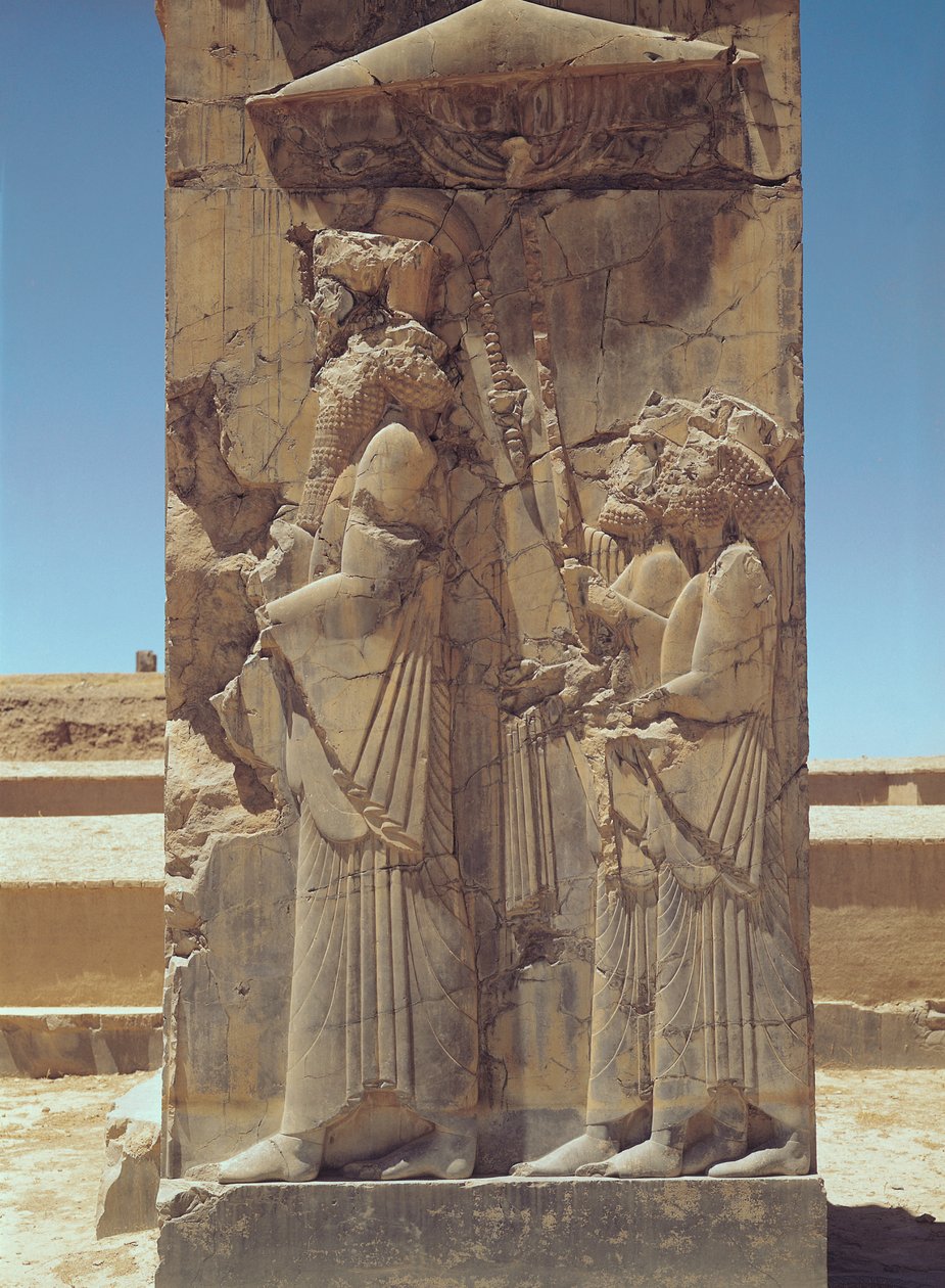 दो परिचारकों के साथ ज़ेरेक्स I (c.519-465 ईसा पूर्व) को दर्शाती राहत द्वारा एकेमेनिड