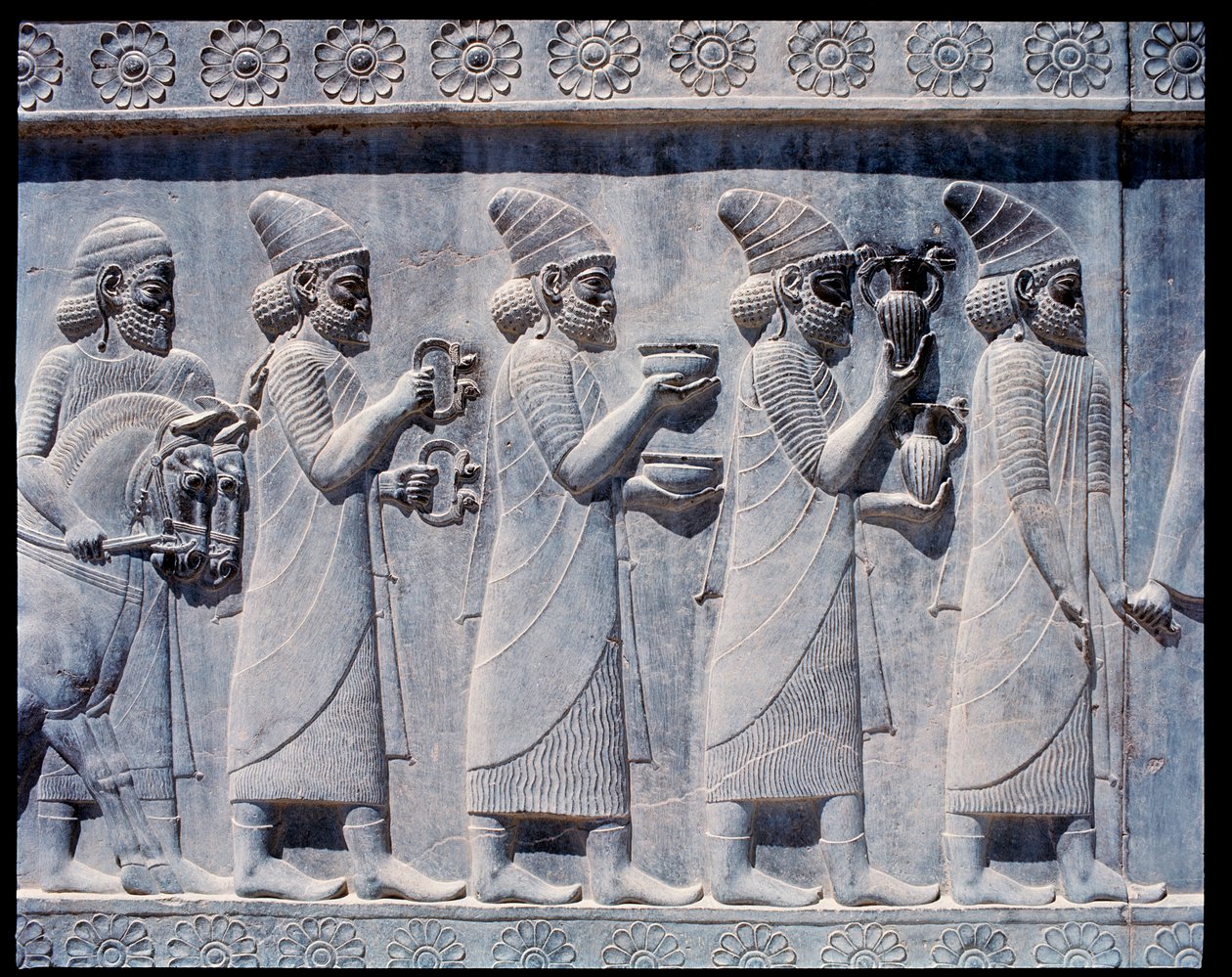 पूर्वी सीढ़ियों की राहत का दृश्य: असीरियन राजदूत प्रस्ताव और उपहार ला रहे हैं द्वारा एकेमेनिड