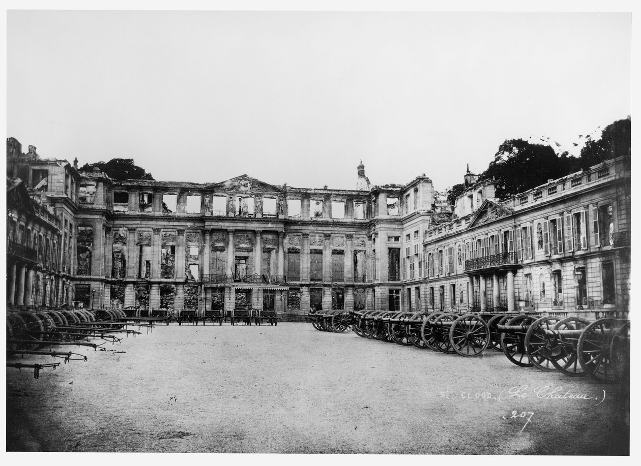 1870-1881 के चेटो डे सेंट-क्लाउड के आंगन में तोप द्वारा अडोलफे जिराउडन