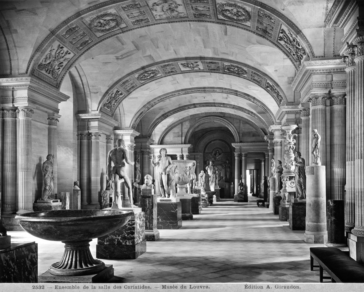लौवर संग्रहालय में Caryatids के कमरे का दृश्य, c.1900-04 द्वारा अडोलफे जिराउडन