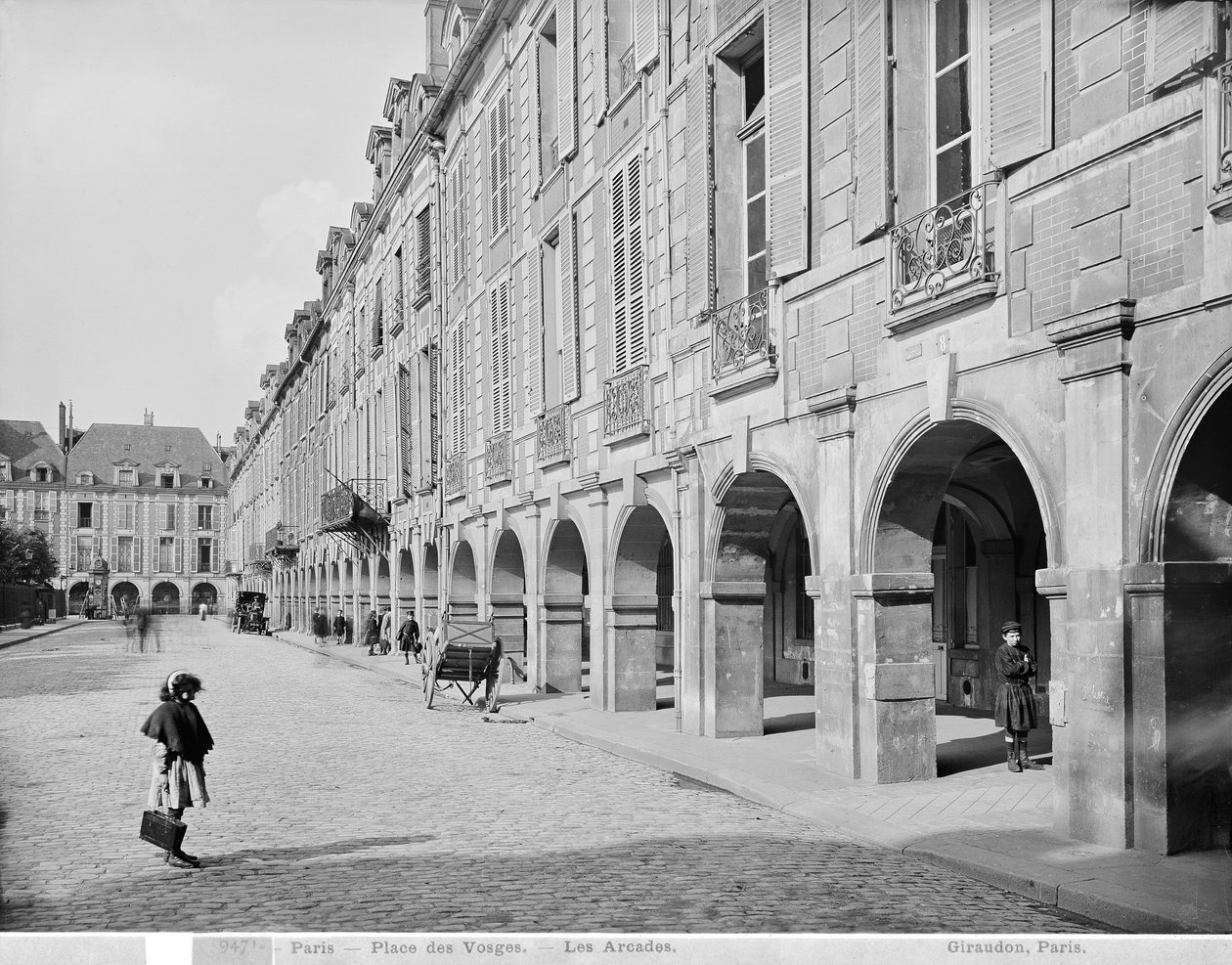 प्लेस डेस वॉजेस के आर्केड का दृश्य, c.1890-99 द्वारा अडोलफे जिराउडन