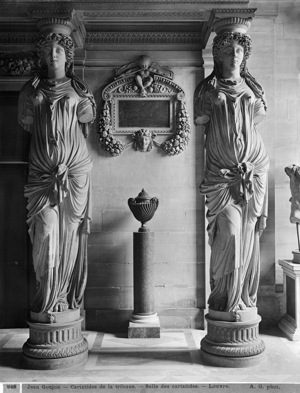 19 वीं शताब्दी के उत्तरार्ध में लौवर संग्रहालय में Caryatids &39;ट्रिब्यून से दो कैराटिड्स का दृश्य (देखें 279790 से 279793, 279795 भी द्वारा अडोलफे जिराउडन