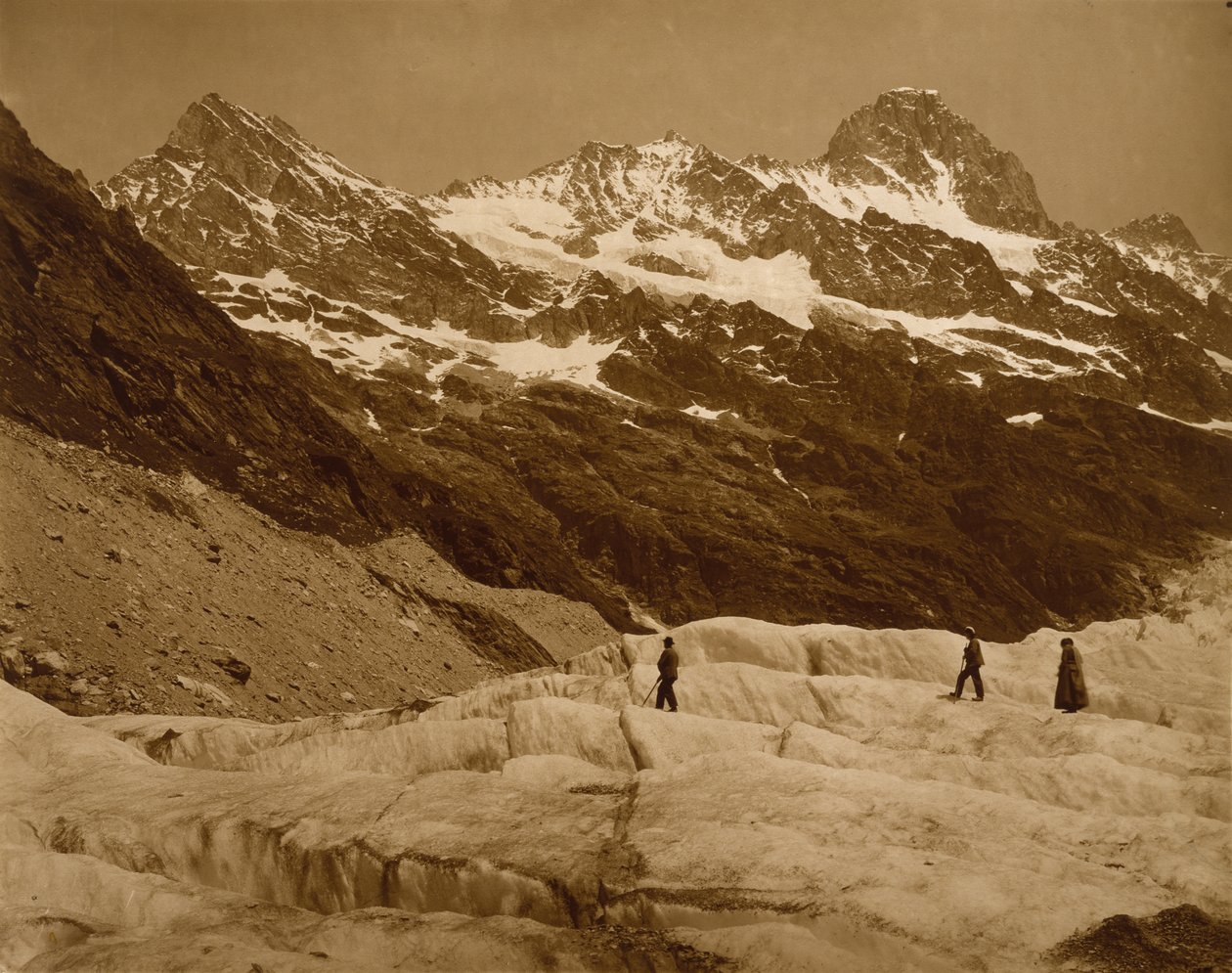 अल्पाइन लैंडस्केप, ग्लेशियर पर तीन हाइकर्स, 1860 (कार्बन प्रिंट) द्वारा आदोलपे ब्रौन