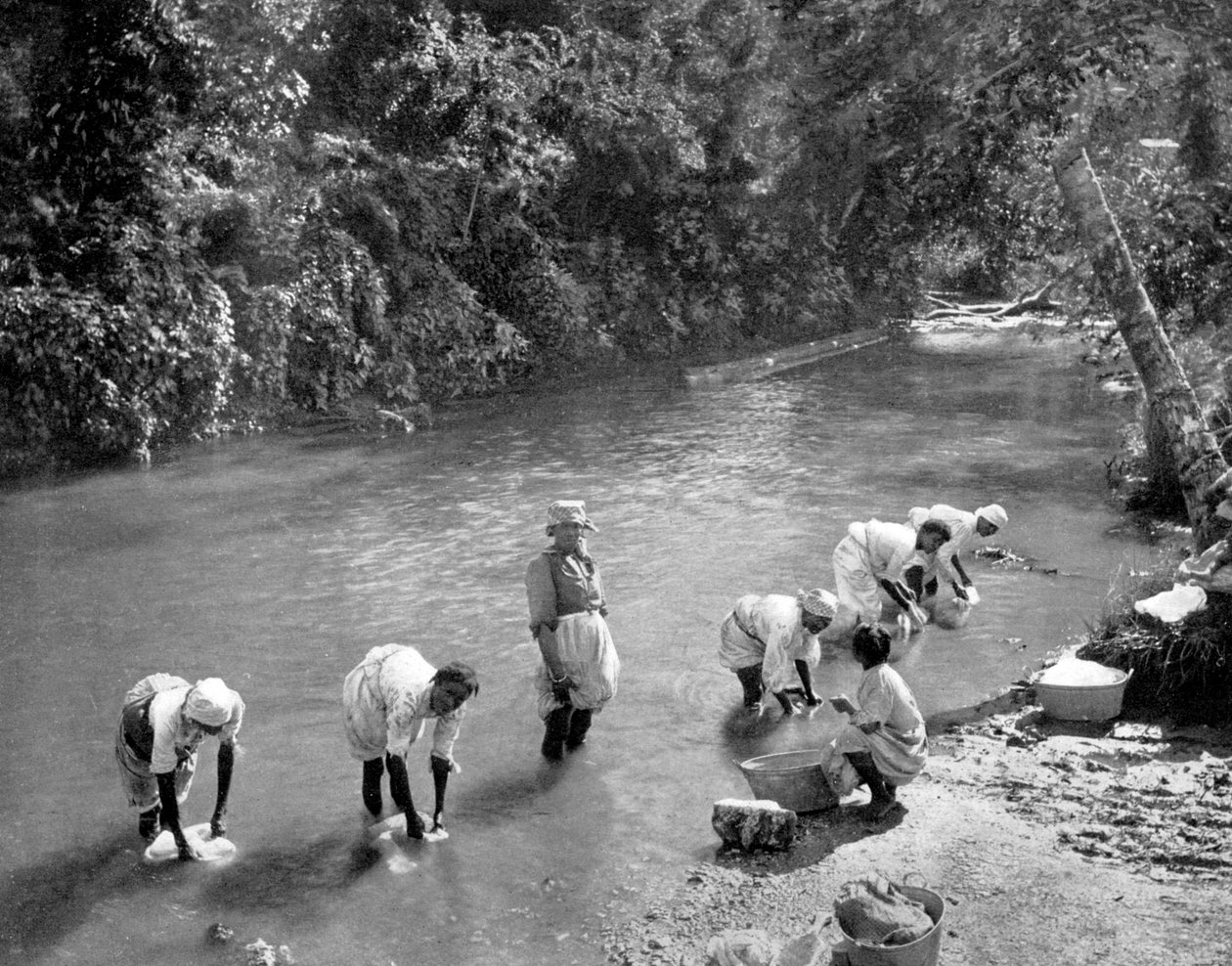 नदी में कपड़े धोती महिलाएं, पोर्ट एंटोनियो, जमैका, c1905 द्वारा एडोल्फ डुपरली और सोन