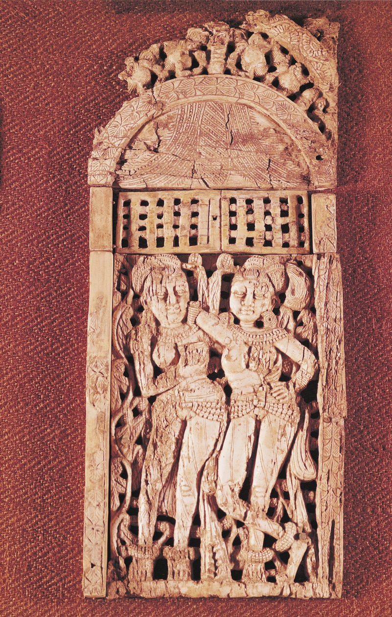 प्रथम-दोवीं शताब्दी (आइवरी) से बेगमोर, अफ़गानिस्तान में दो महिला आकृतियों को चित्रित किया गया है द्वारा अफगान स्कूल