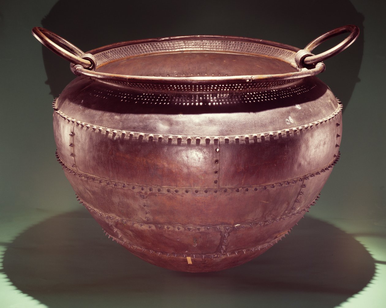 Cauldron, Castelderg, काउंटी टायरोन, स्वर्गीय कांस्य युग, 700-600 ईसा पूर्व (कांस्य) से द्वारा आयु कांस्य