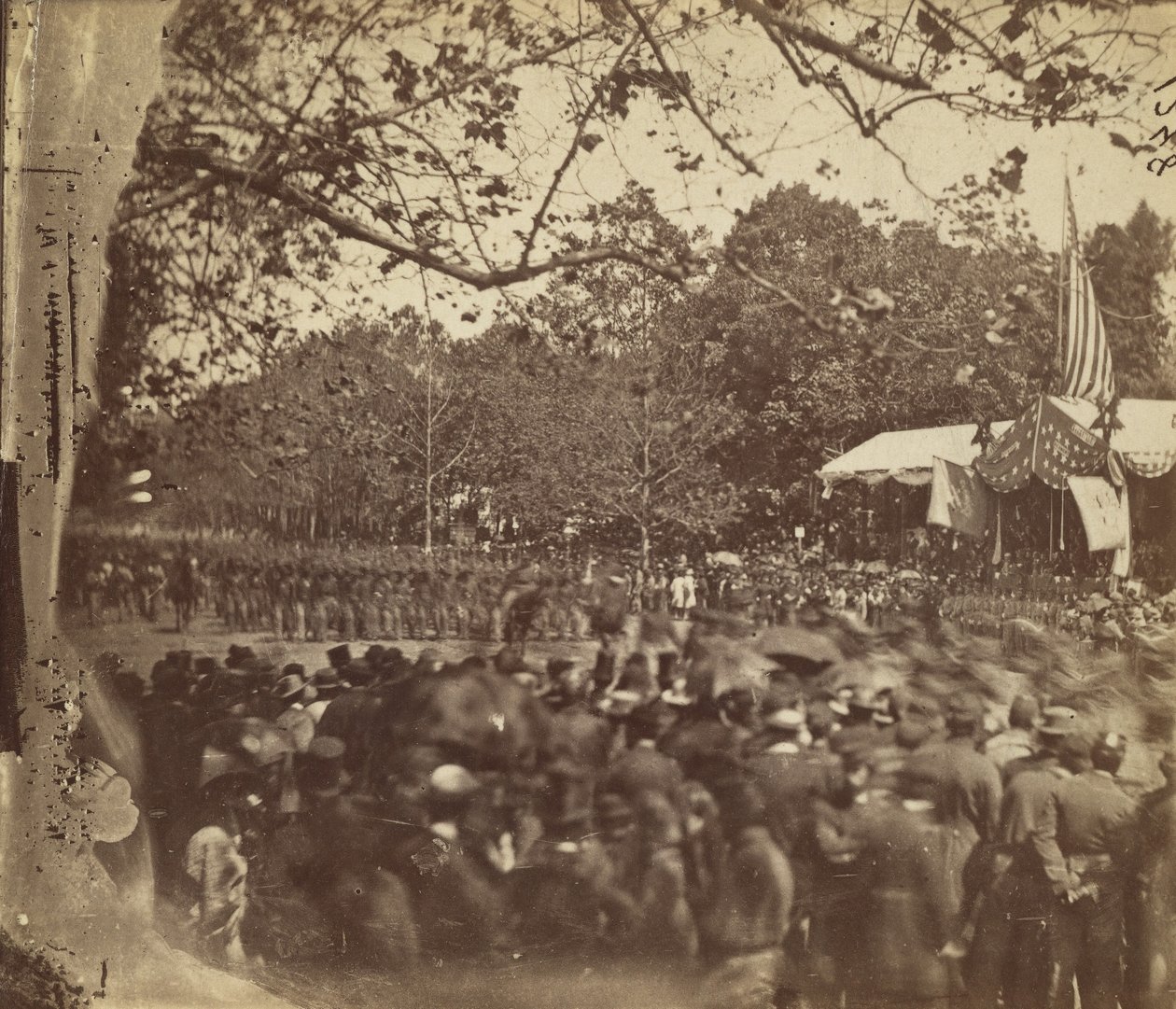 [ग्रैंड आर्मी रिव्यू, वाशिंगटन, डीसी], मई 1865। द्वारा अलेक्जेंडर गार्डनर