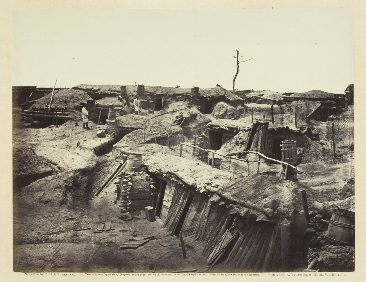 फोर्ट सेडगविक में पुरुषों के क्वार्टर, मई 1865। द्वारा अलेक्जेंडर गार्डनर