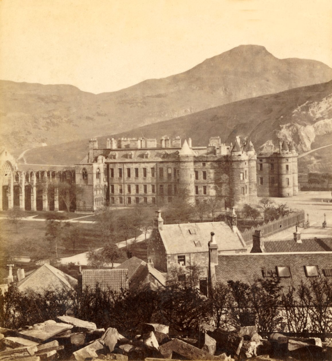 होलीरूड पैलेस, c1912। द्वारा अलेक्जेंडर इंगलिस
