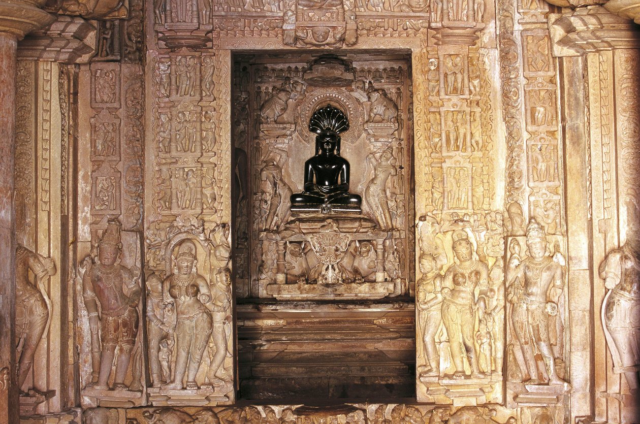 प्रवेश और वेदी, पार्श्वनाथ मंदिर, स्मारकों का खजुराहो समूह (यूनेस्को विश्व विरासत सूची) द्वारा अलेक्जेंड्रे गेब्रियल (बाद में) डीकैंप्स
